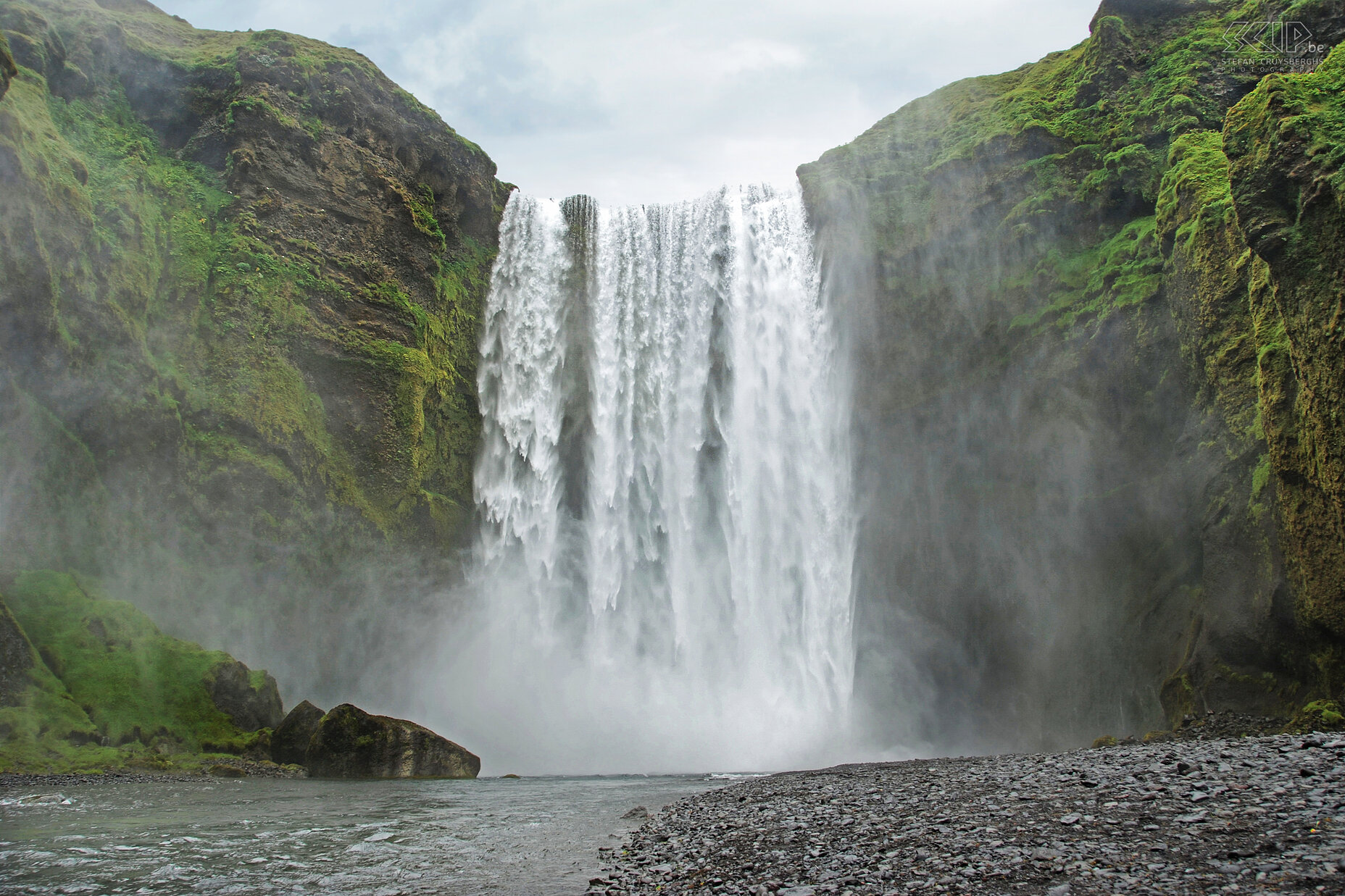 Skógar - Skógafoss In Skógar you will find the impressive 60m high cataract Skógafoss. Stefan Cruysberghs